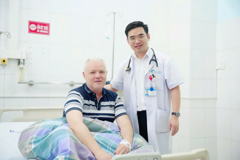 Cứu du khách Pháp bị nhồi máu cơ tim cấp khi du lịch Quảng Ninh - 1