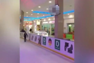 Nội dung “phim người lớn” bất ngờ xuất hiện trên những màn hình ở sân trượt băng dành cho trẻ em