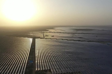 Sa mạc "người không dám sống" thành công viên điện mặt trời khổng lồ