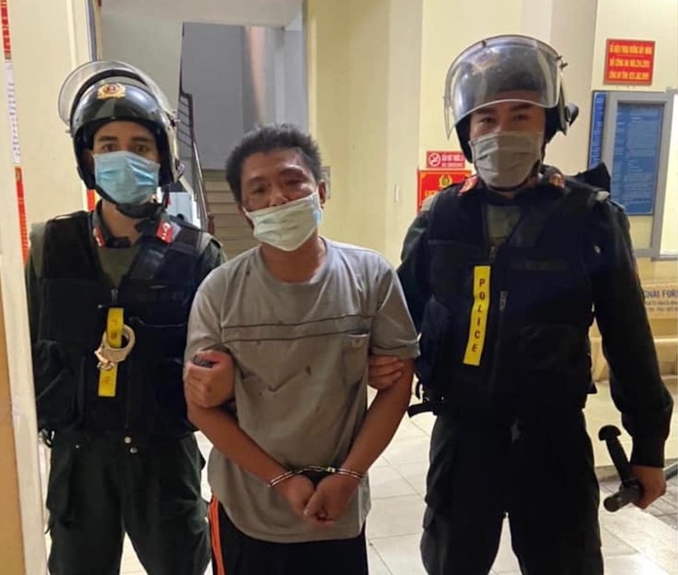 Thanh niên ngáo đá dùng dao dọa giết vợ, đòi ô tô đặc chủng của công an - 1 Thanh niên ngáo đá dùng dao dọa giết vợ, đòi ô tô đặc chủng của công an - 1