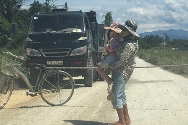 Hà Tĩnh: Người dân tiếp tục chặn xe vào mỏ đá để phản đối vì ô nhiễm