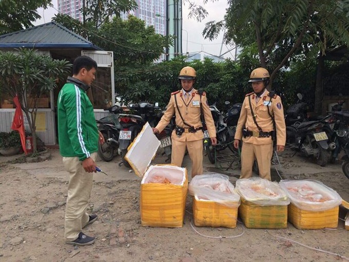 Hà Nội: Cảnh sát giao thông bắt giữ 2 tạ nội tạng bốc mùi - Ảnh 2.