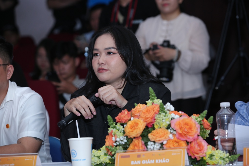 Huỳnh Mến ấn tượng với sự máu lửa của sinh viên, không ngại góp ý thẳng - 2 Huỳnh Mến ấn tượng với sự máu lửa của sinh viên, không ngại góp ý thẳng - 2
