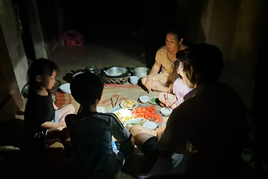 Người dân "phát khùng" vì một đêm cúp điện 8 lần