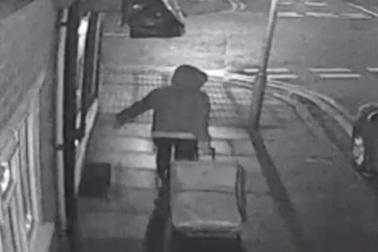 Sát thủ máu lạnh giết vợ cũ rồi kéo xác trong vali đem phi tang lọt ống kính camera