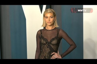 Hailey Bieber gợi cảm với váy ren