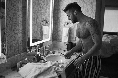 Ricky Martin khoe thân hình cơ bắp