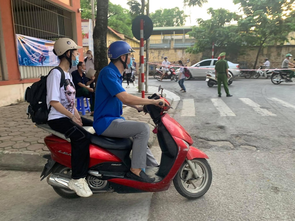 Áo xanh tình nguyện tận tình đón đưa, cõng thí sinh vào phòng thi - 7 Áo xanh tình nguyện tận tình đón đưa, cõng thí sinh vào phòng thi - 7