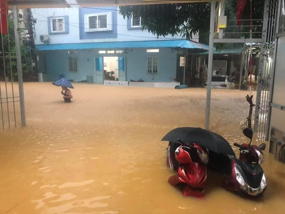 Hình ảnh lũ lụt hãi hùng, ô tô trôi bồng bềnh ở Hà Giang - 8 Hình ảnh lũ lụt hãi hùng, ô tô trôi bồng bềnh ở Hà Giang - 8