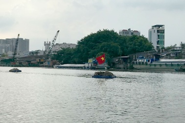 Ghe hơn 100 tấn chìm giữa kênh, 3 người thoát chết