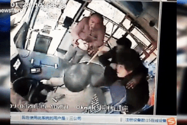 Nữ hành khách Trung Quốc xiết cổ tài xế bằng khăn quàng vì bị cấm hút thuốc trên xe