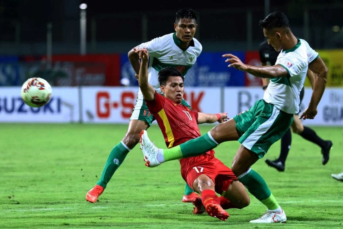 Indonesia liên tục triệt hạ cầu thủ Việt Nam, biến trận đấu thành võ đài - 3 Indonesia liên tục triệt hạ cầu thủ Việt Nam, biến trận đấu thành võ đài - 3