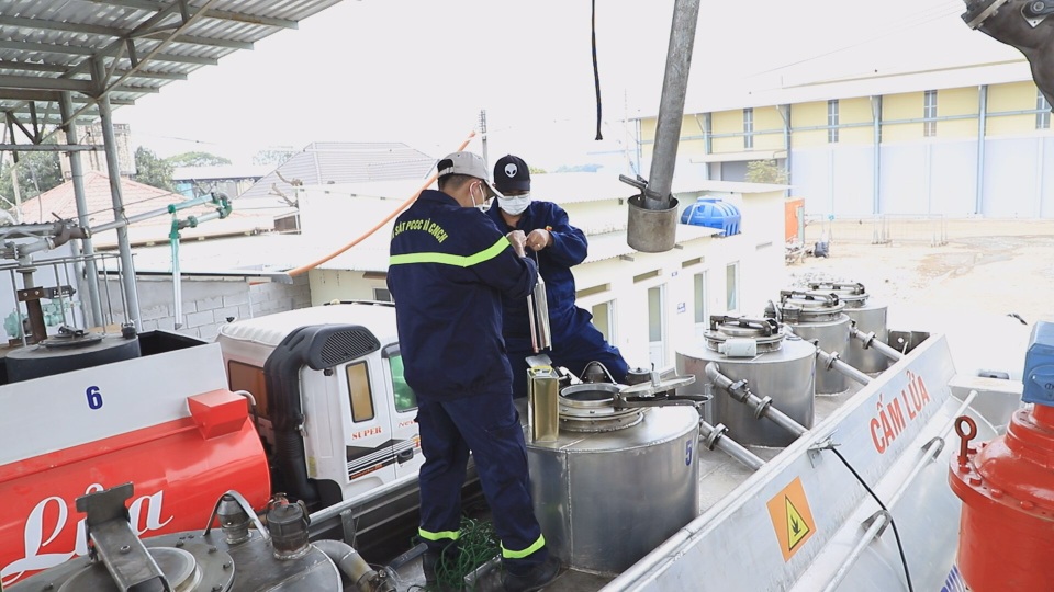 Công an triệt phá đường dây mua bán xăng giả cực lớn - 3 Công an triệt phá đường dây mua bán xăng giả cực lớn - 3