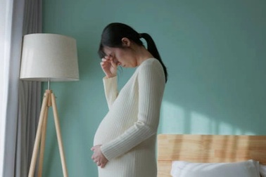 Mẹ chồng vội vàng rời khỏi nhà lúc đêm khuya, tôi bám theo để rồi chết lặng