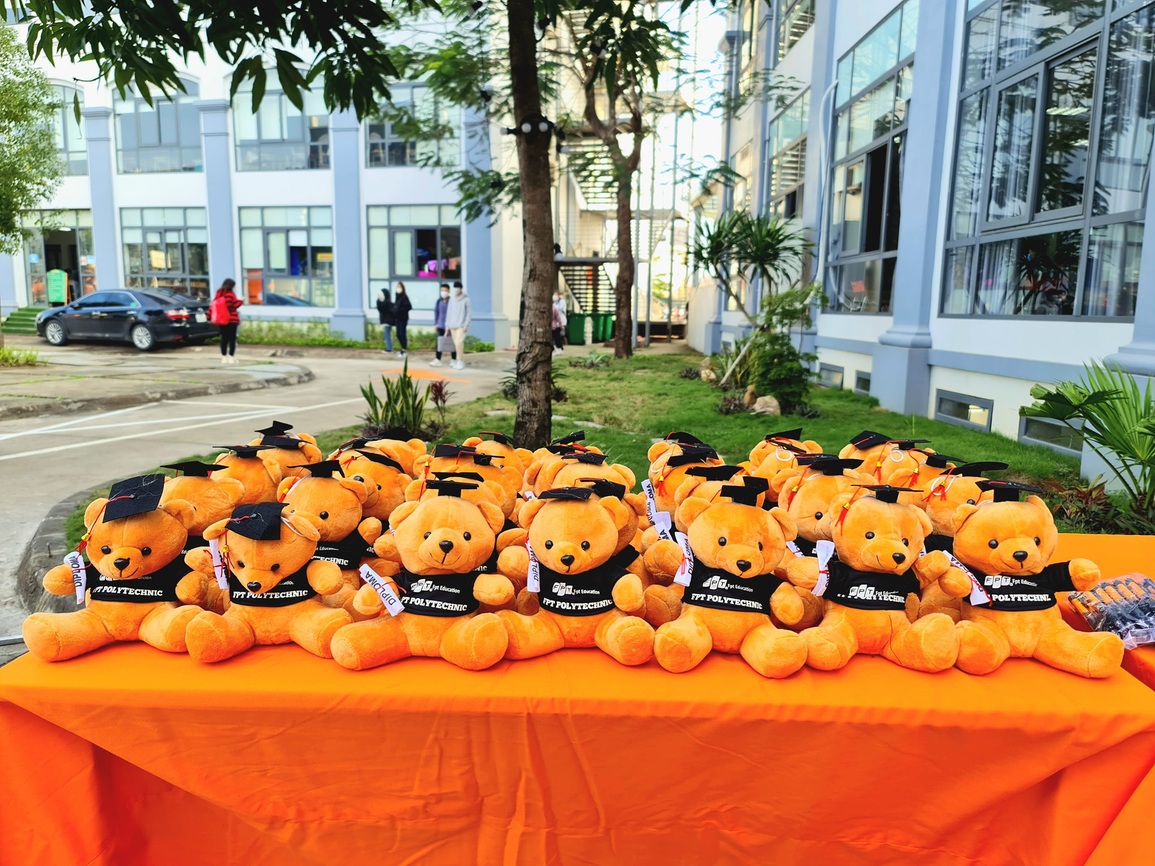 Hiệu trưởng tặng gấu cho sinh viên ngày Valentine - ngày trở lại trường - 5