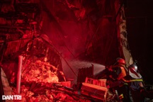 Đống tro tàn đổ nát còn lại sau đám cháy quán bar ở Hà Nội