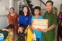 Công an trao quà trung thu cho trẻ em nghèo, bệnh nhi ung thư ở TPHCM