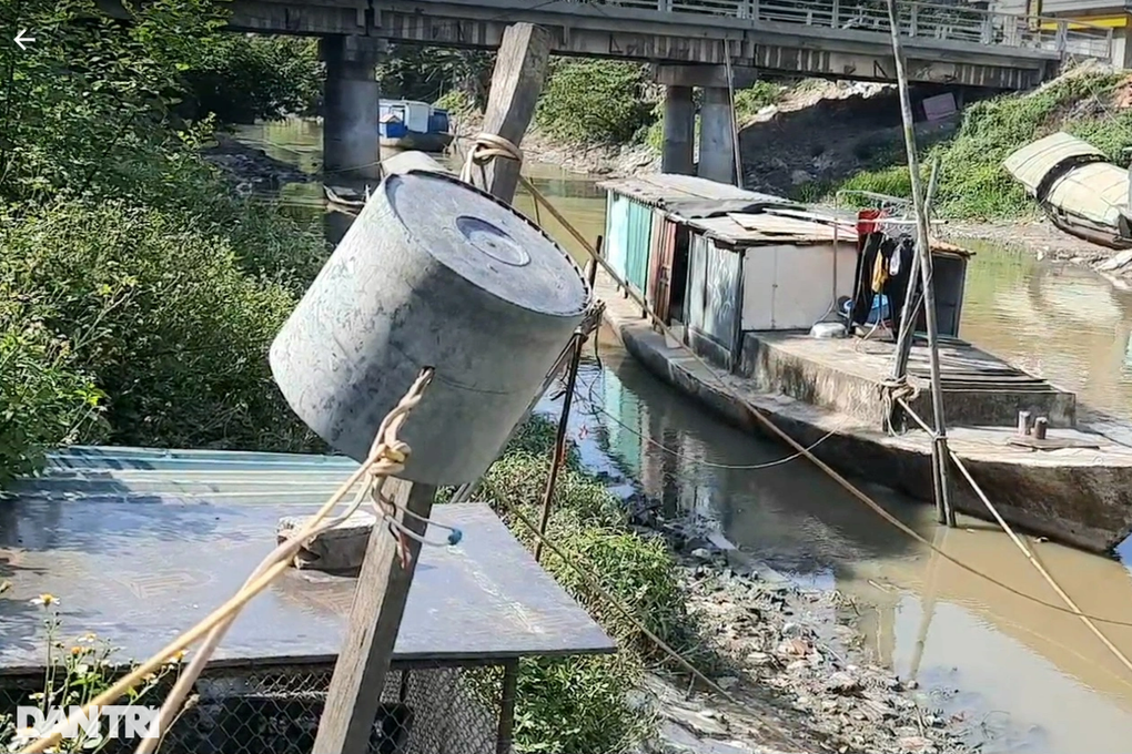 Nắng nóng 40 độ, người dân xóm ngụ cư không dám bật quạt điện - 2 Nắng nóng 40 độ, người dân xóm ngụ cư không dám bật quạt điện - 2