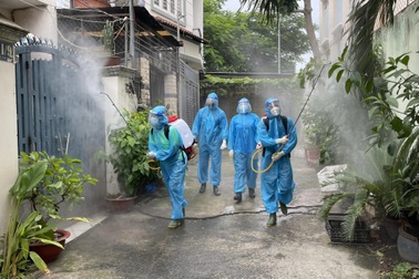 Cô gái trẻ tình nguyện mang bình 40kg đi khử khuẩn khắp ngõ, ngách TPHCM