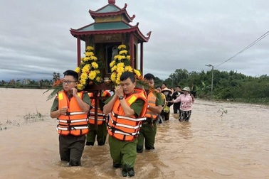 Công an hỗ trợ dân khiêng quan tài vượt nước lũ đi an táng