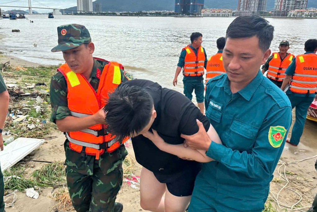 Ca nô quân sự kịp thời giải cứu người đàn ông gặp nạn dưới sông Hàn - 1