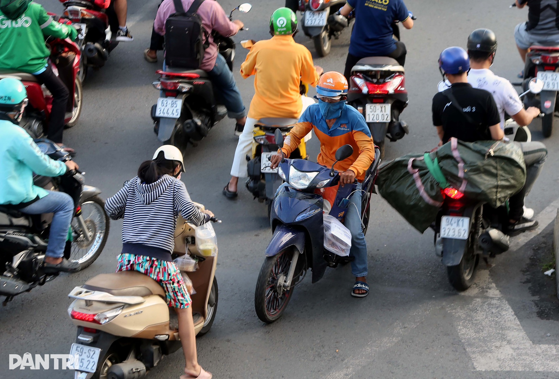 Đủ kiểu vi phạm giao thông trên đường phố TPHCM - 5 Đủ kiểu vi phạm giao thông trên đường phố TPHCM - 5