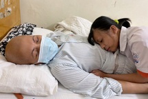 Mẹ ung thư máu đau đớn khóc nghẹn cầu xin mọi người giúp đỡ các con