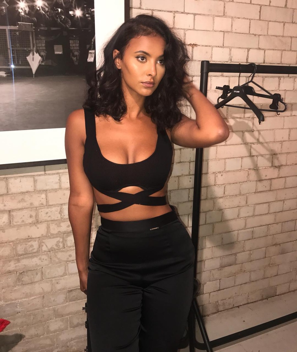 MC Maya Jama mặc áo đôn ngực lên truyền hình - 4 MC Maya Jama mặc áo đôn ngực lên truyền hình - 4