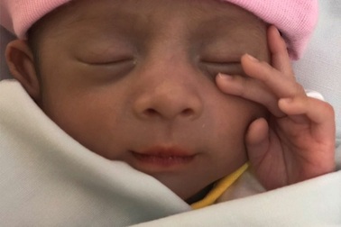 Bé gái sinh non bị mẹ bỏ rơi ở bệnh viện