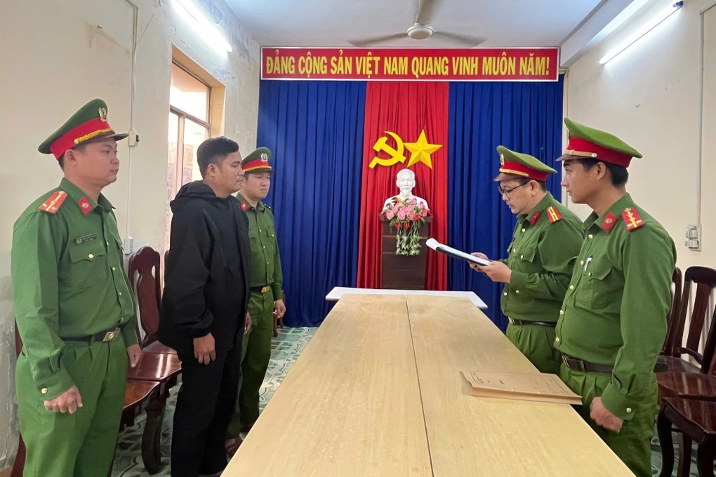 Trưởng thôn 36 tuổi bị khởi tố do đăng bài viết xuyên tạc trên nhóm Zalo - 1 Trưởng thôn 36 tuổi bị khởi tố do đăng bài viết xuyên tạc trên nhóm Zalo - 1