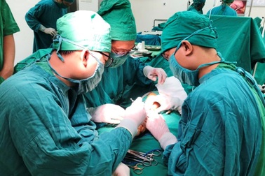 Bình Định: Bác sĩ nối thành công bàn tay bị chém đứt lìa