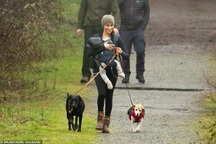 Vợ Hoàng tử Harry tay xách nách mang khi đưa con đi dạo