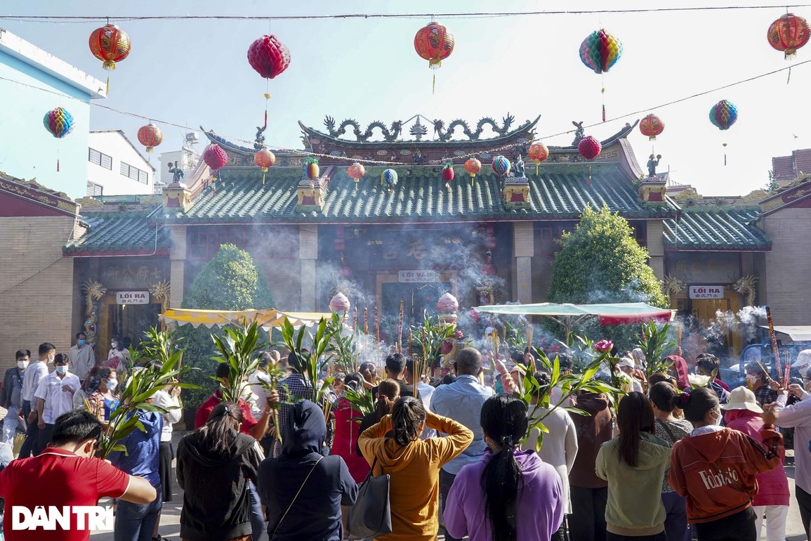 Đông đảo du khách lễ chùa Bà Thiên Hậu ở Bình Dương dịp rằm tháng Giêng - 1 Đông đảo du khách lễ chùa Bà Thiên Hậu ở Bình Dương dịp rằm tháng Giêng - 1