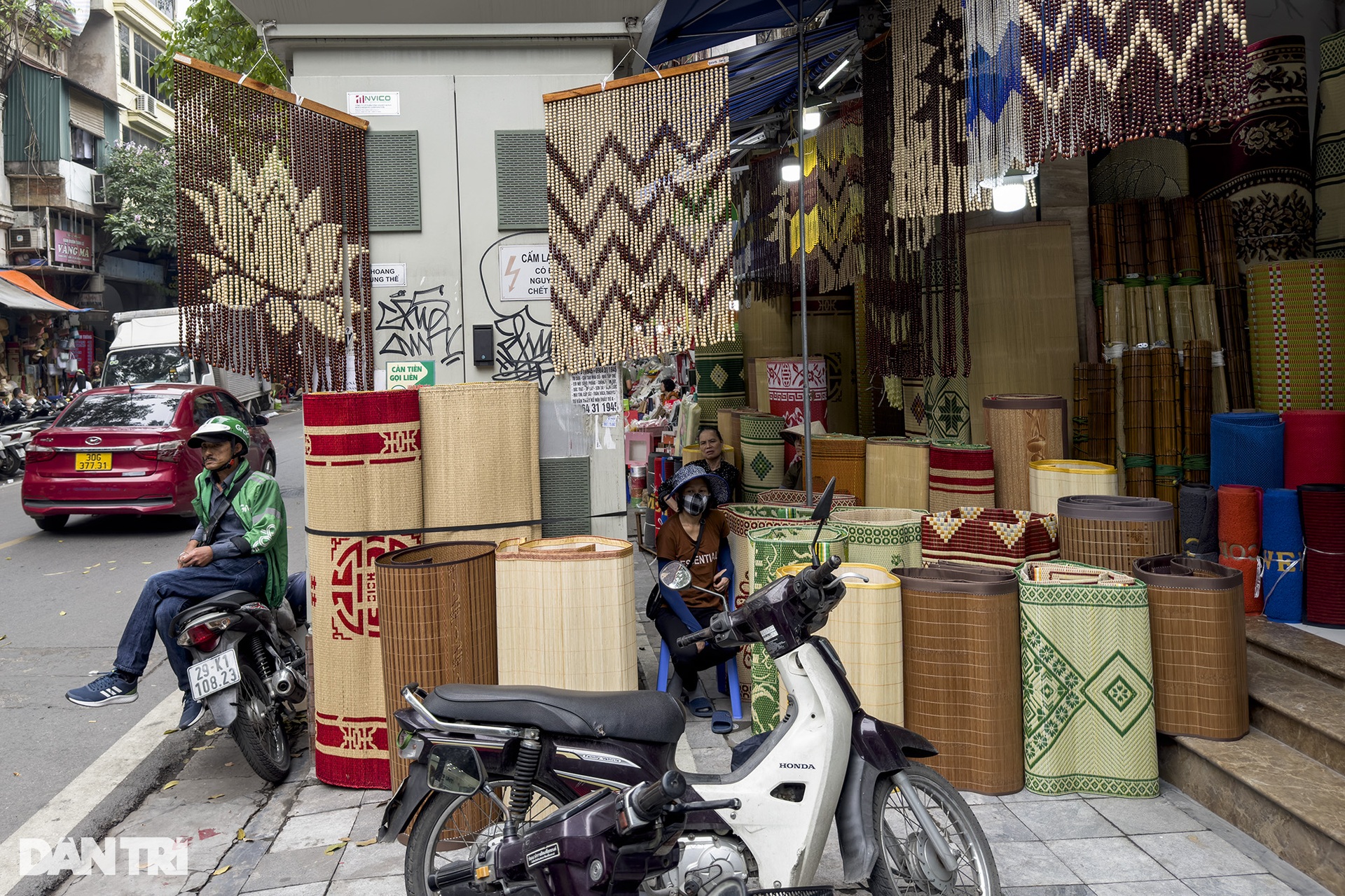 Vỉa hè vẫn bị chiếm dụng trầm trọng tại khu phố cổ Hà Nội - 3 Vỉa hè vẫn bị chiếm dụng trầm trọng tại khu phố cổ Hà Nội - 3