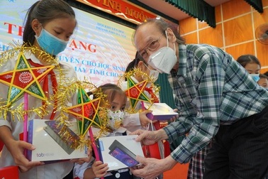 Trao tặng 300 triệu đồng giúp học sinh nghèo bị ảnh hưởng bởi dịch Covid-19