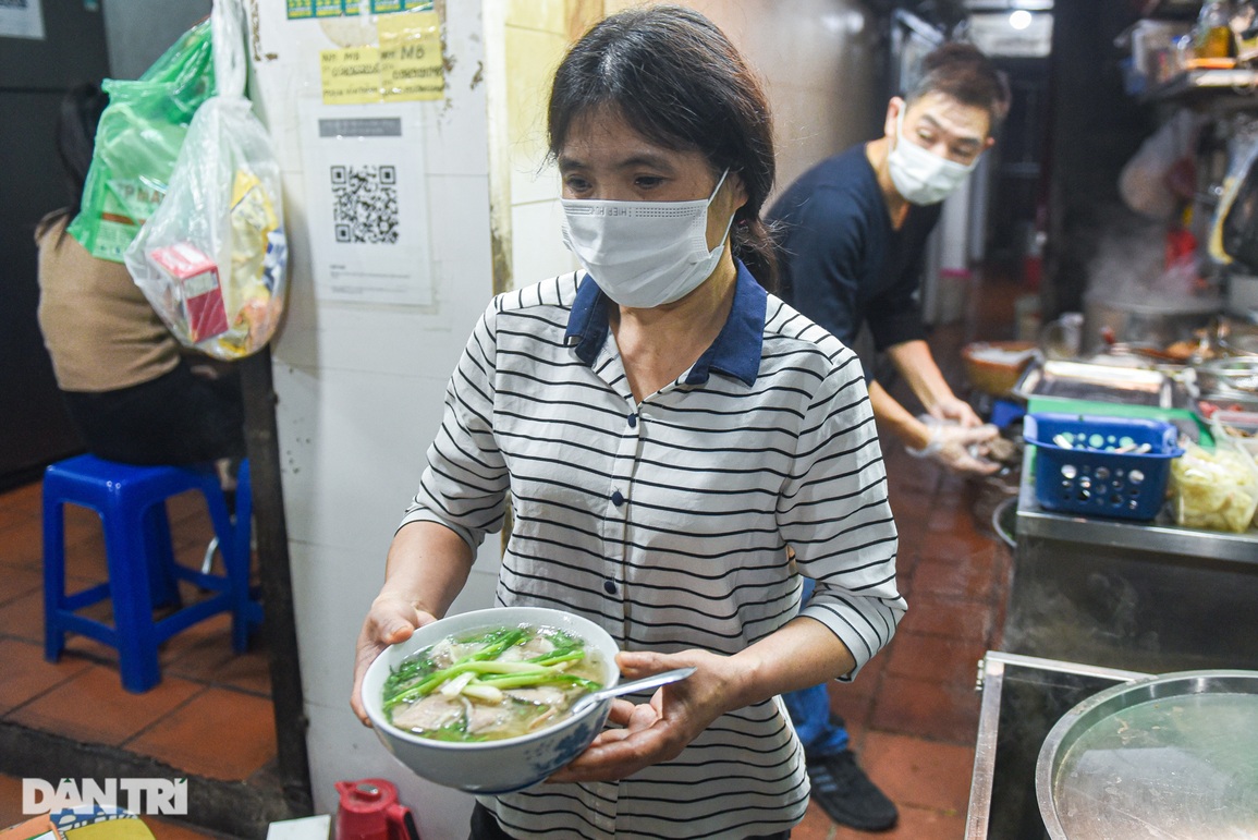 Quán phở 40 năm chỉ mở nửa đêm, rạng sáng, ngày nào cũng hết vèo 300 bát - 7 Quán phở 40 năm chỉ mở nửa đêm, rạng sáng, ngày nào cũng hết vèo 300 bát - 7