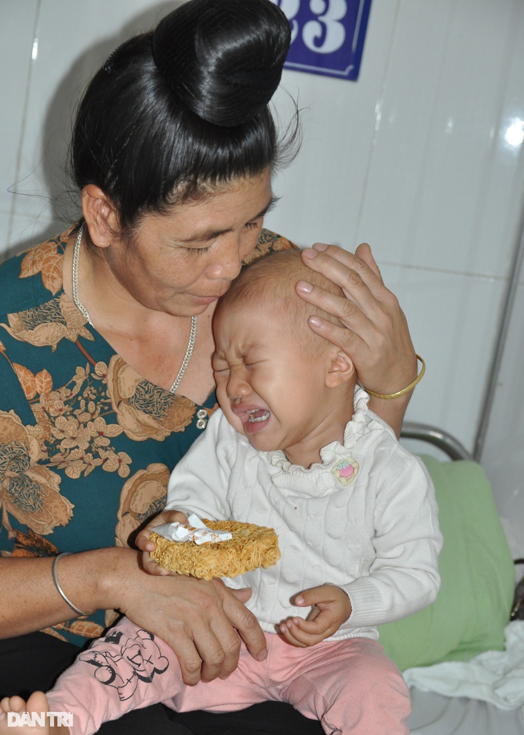 Cháu bé 2 tuổi khóc thét vì ung thư võng mạc - 2 Cháu bé 2 tuổi khóc thét vì ung thư võng mạc - 2