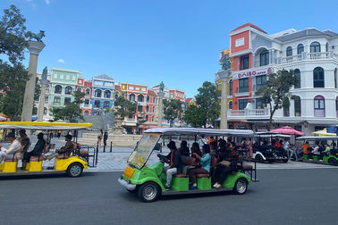 Phú Quốc United Center đông kín người hâm mộ chờ đón Maroon 5