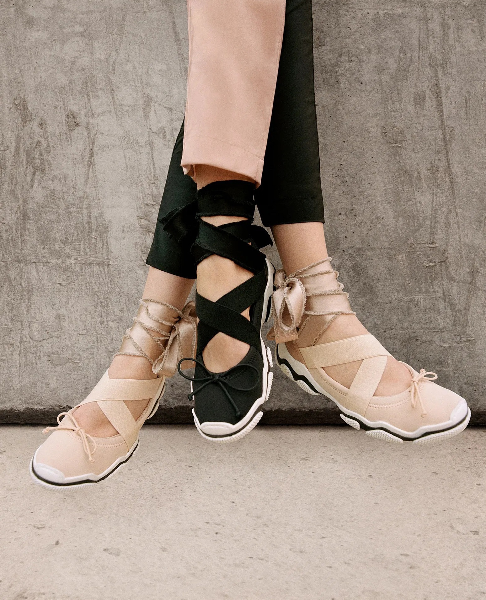 Giày ballet sneakers gây ấn tượng bởi phần đế dày dặn, nhiều hình khối và hoa văn cá tính, kết hợp các chi tiết mềm mại như dây ruy băng, chiếc nơ, khóa gài, vải satin… tạo nên sự tương phản độc đáo trong cùng tổng thể thiết kế (Ảnh: RedValentino).