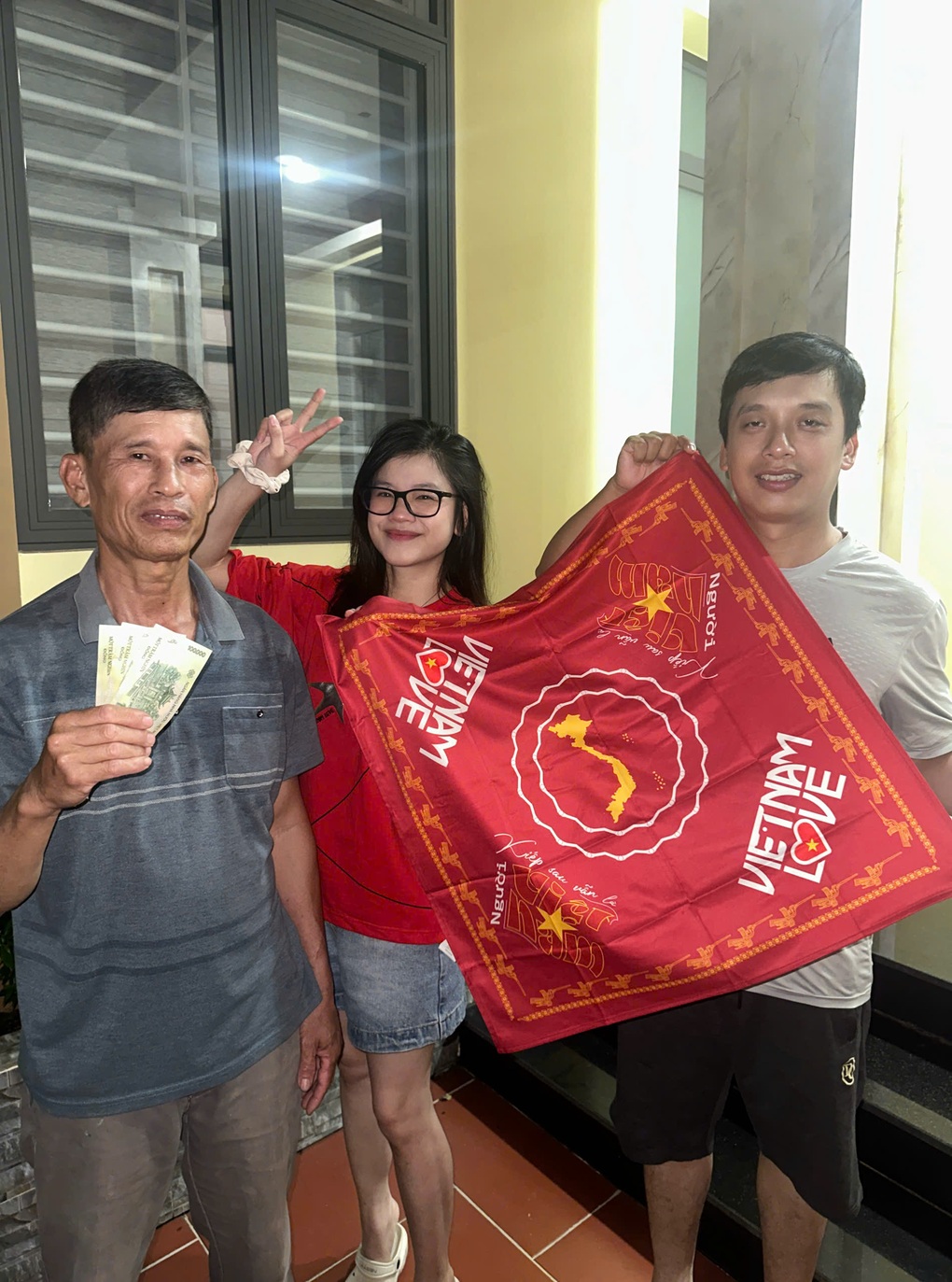 Nhận 100.000 đồng dịp Quốc khánh: Người dân vui như Tết, rủ cả xóm đi - 1 Nhận 100.000 đồng dịp Quốc khánh: Người dân vui như Tết, rủ cả xóm đi - 1
