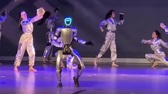 Bật cười trước điệu nhảy hài hước của robot hình người