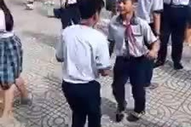 Học sinh trường THCS Nguyễn Thái Bình nhảy cha cha cha rất dẻo và đẹp