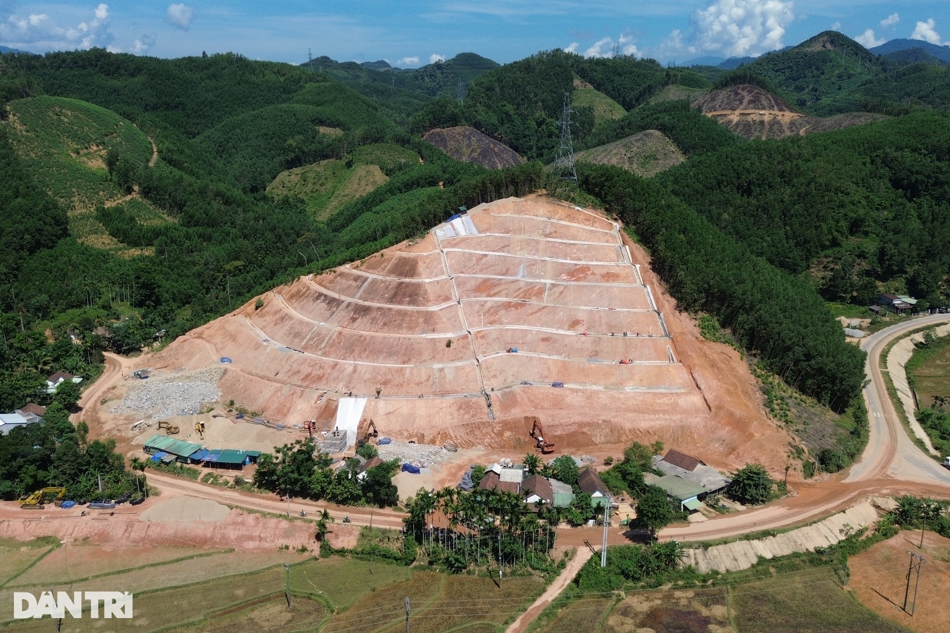 Huyện chi 14 tỷ đồng bạt núi chống sạt lở, bảo vệ 5 hộ dân ở Quảng Ngãi - 1 Huyện chi 14 tỷ đồng bạt núi chống sạt lở, bảo vệ 5 hộ dân ở Quảng Ngãi - 1
