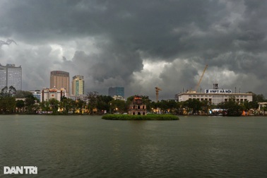 Cảnh báo mưa rào và dông nhiều khu vực ở Hà Nội chiều tối nay