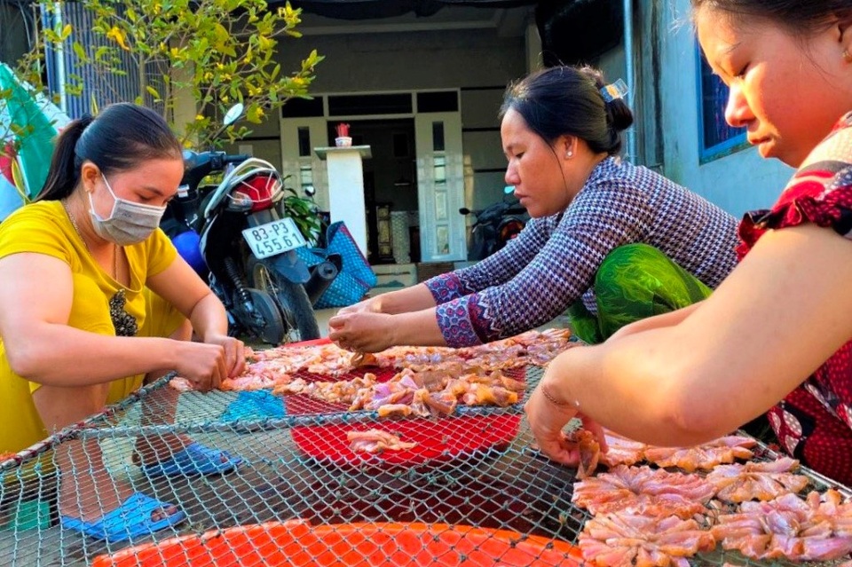 Làng khô ngon nhất Sóc Trăng tất bật chuẩn bị hàng Tết - 1 Làng khô ngon nhất Sóc Trăng tất bật chuẩn bị hàng Tết - 1