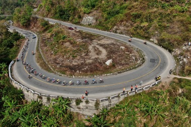 Giải xe đạp xuyên Việt: Ngoại binh người Nga lại thắng ở đỉnh đèo Ngoạn Mục