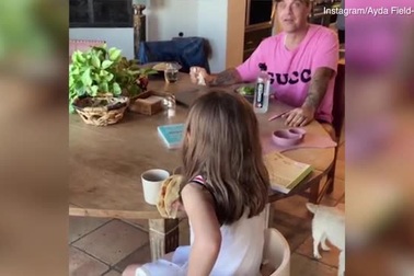 Robbie Williams bên vợ con khi ở nhà