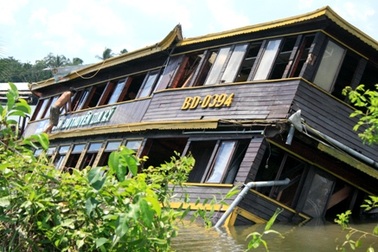 Tìm thấy bé Khánh - nạn nhân thứ 16 dưới hầm tàu Dìn Ký