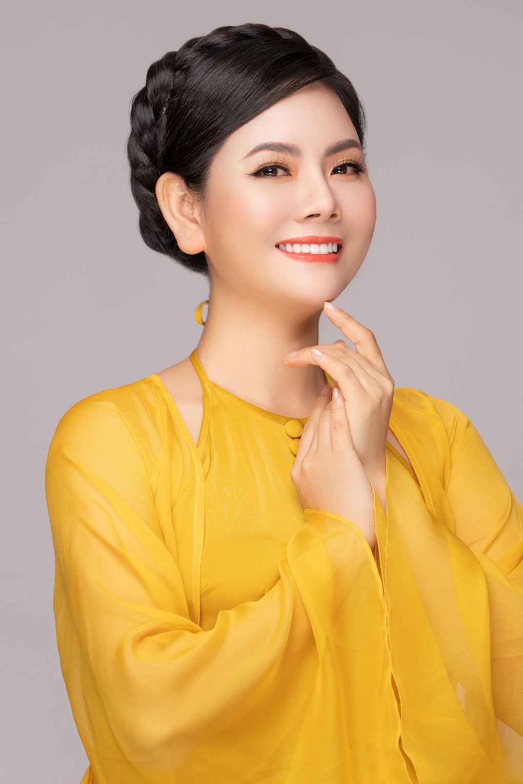 NSƯT Việt Hoàn khen ngợi nhan sắc của Lương Nguyệt Anh - 4 NSƯT Việt Hoàn khen ngợi nhan sắc của Lương Nguyệt Anh - 4