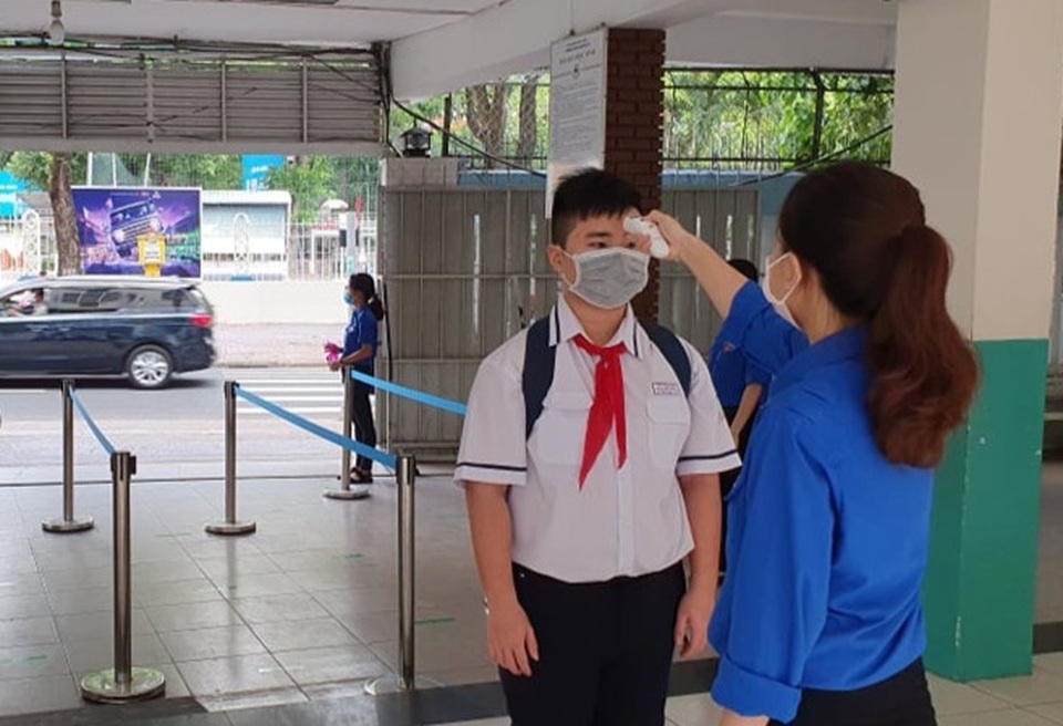 Gần 4 tháng gặp lại bạn bè, thầy cô, quyết không tay bắt mặt mừng - 3 Gần 4 tháng gặp lại bạn bè, thầy cô, quyết không tay bắt mặt mừng - 3